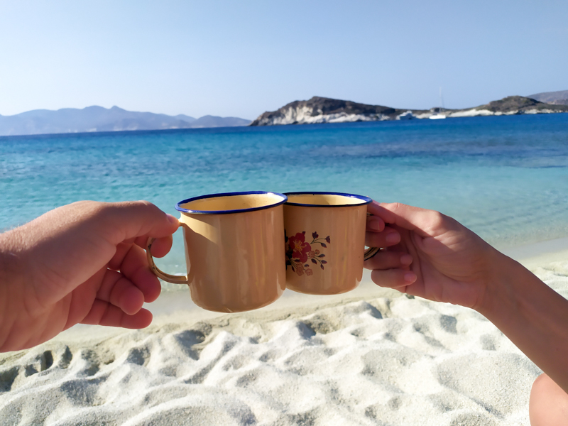 Πρωινός ελληνικός καφές μπροστά σε τέτοια νερά; Δεν υπάρχει
